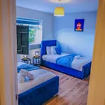 Holiday home Deja Blue Luxury 3br By Altoluxoexperience Short Lets & Serviced With Free Wifi & Parking
