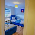 Holiday home Deja Blue Luxury 3br By Altoluxoexperience Short Lets & Serviced With Free Wifi & Parking *