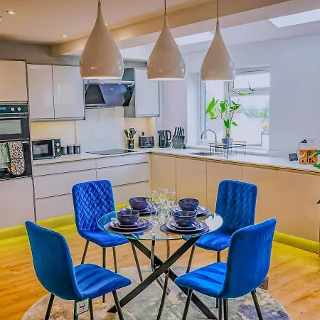 Deja Blue Luxury By Altoluxoexperience Short Lets & Serviced With Free Wifi & Parking Holiday home Bristol