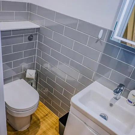 Deja Blue Luxury 3br By Altoluxoexperience Short Lets & Serviced With Free Wifi & Parking בריסטול